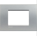 Toma 2P+T 10A 250V Armada con Placa Tech Living Light